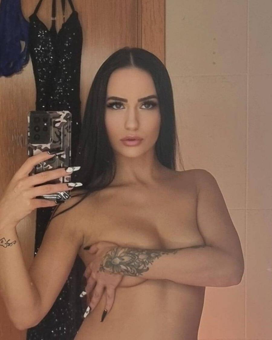 11P Das dunkelhaarige Luder Lola Candy posiert in ihrer Zusammenstellung in ihren Dessous