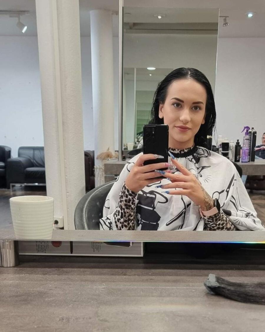 11P Das dunkelhaarige Luder Lola Candy posiert in ihrer Zusammenstellung in ihren Dessous