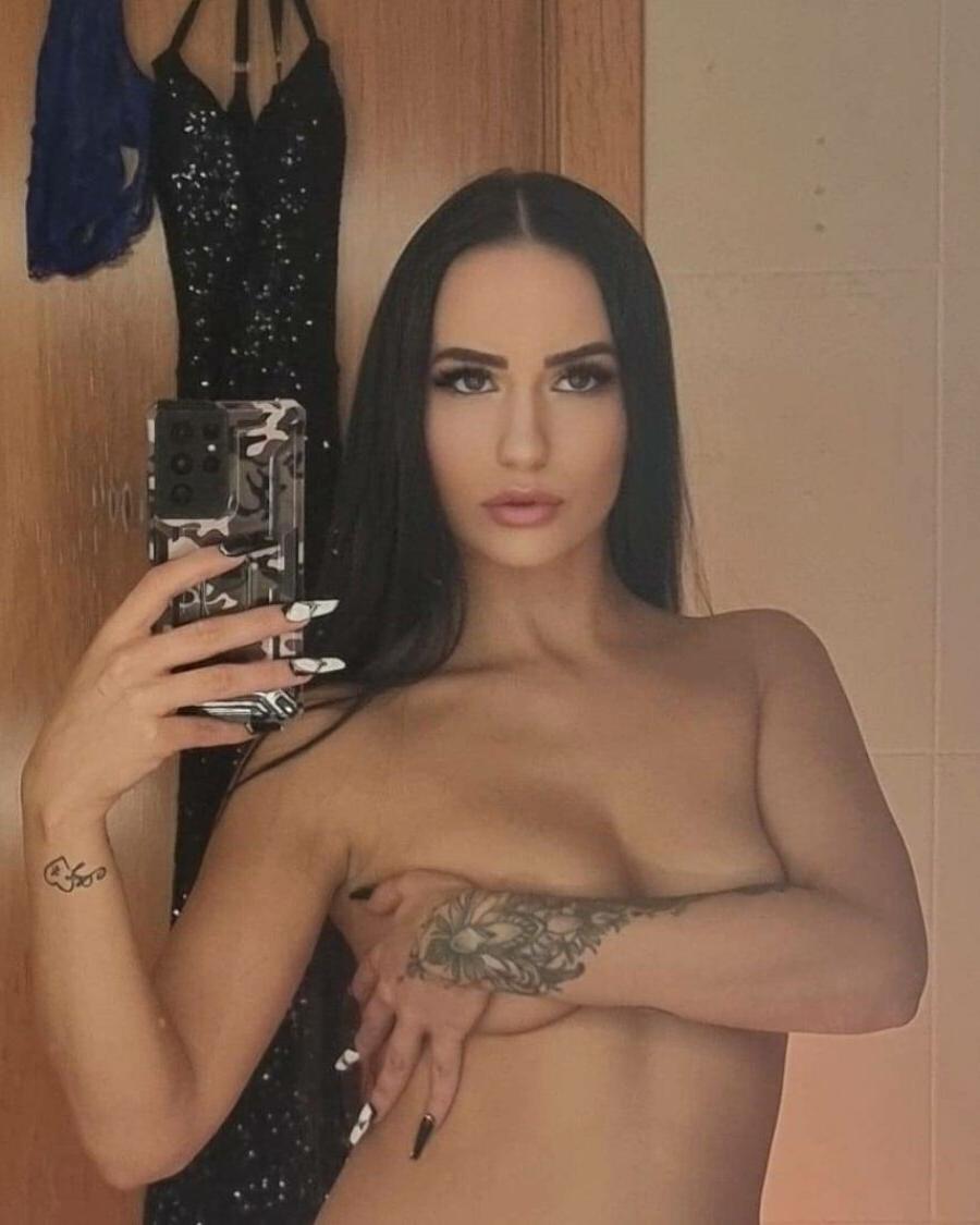 11P Das dunkelhaarige Luder Lola Candy posiert in ihrer Zusammenstellung in ihren Dessous