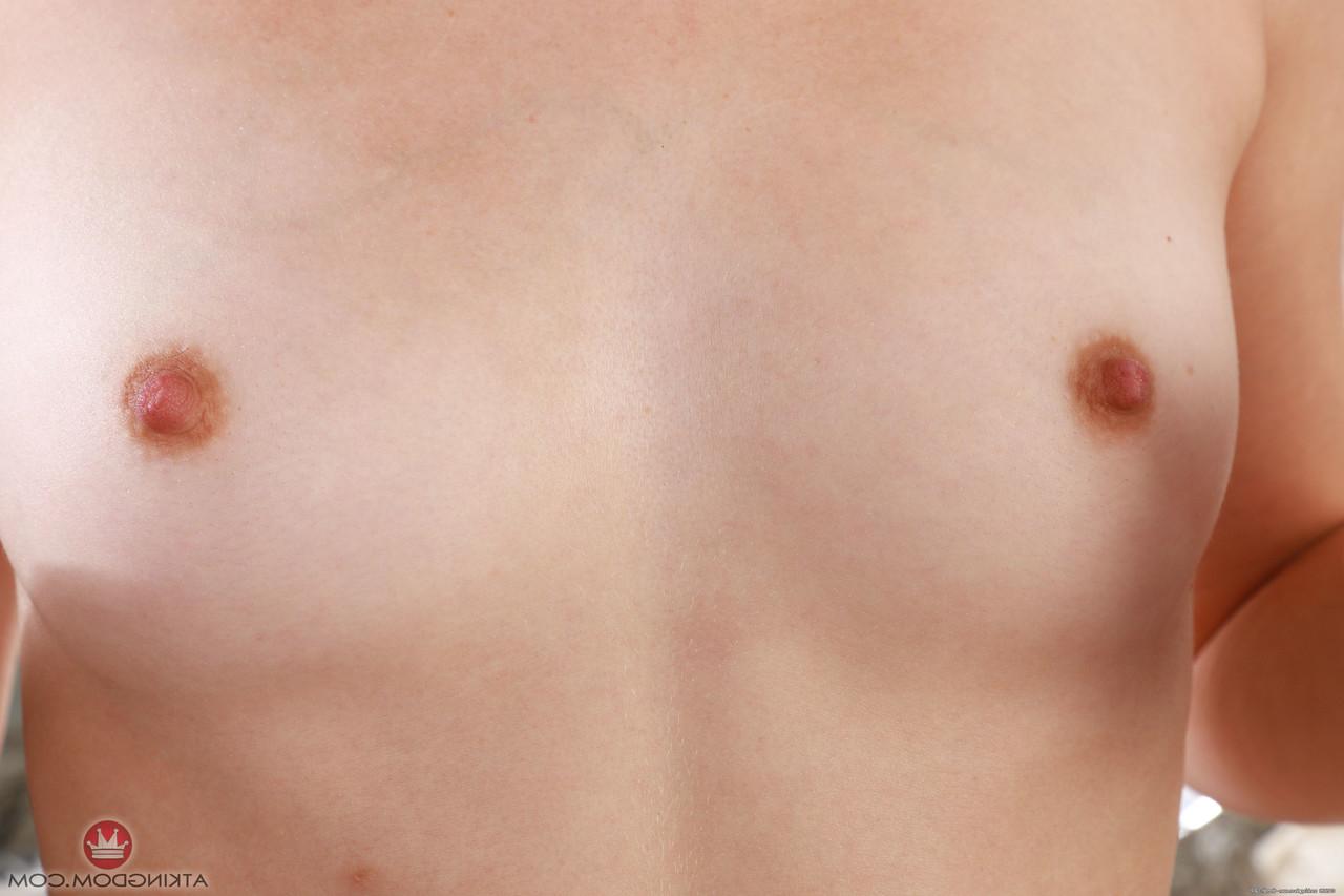 20P La dulce joven amateur Lily Larimar muestra sus pequeñas tetas y abre sus agujeros
