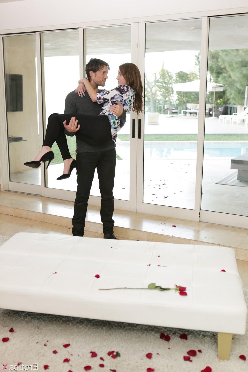 20P La jolie petite amie Molly Manson se fait surprendre et baiser par son petit ami.