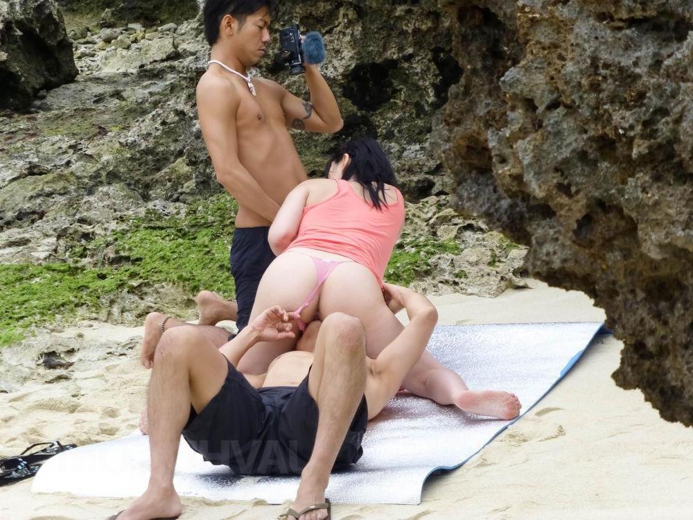 16P La japonesa Megumi Haruka practica sexo BBG mientras está en la playa