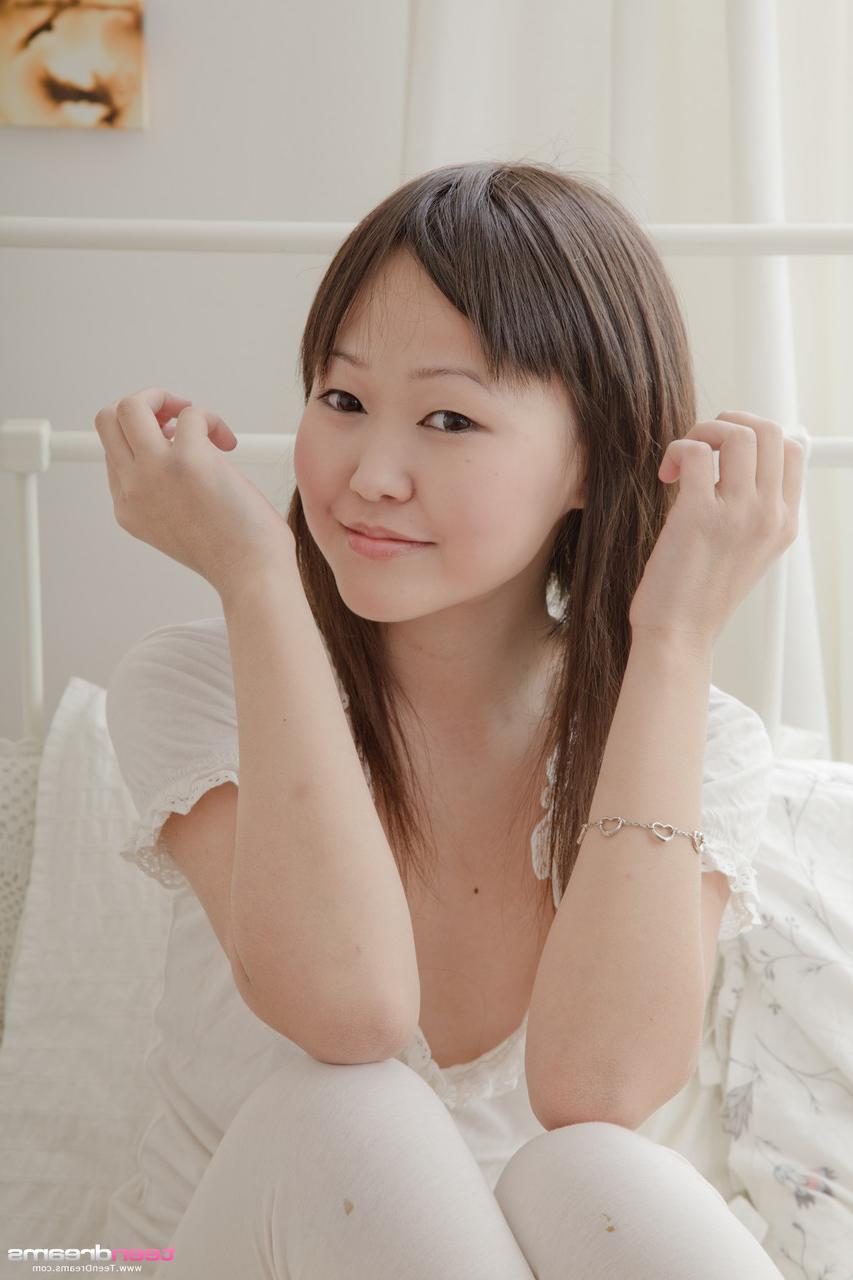 20P Die versaute asiatische Teenagerin Aliona zeigt ihre kleinen Brüste und berührt ihren Muff