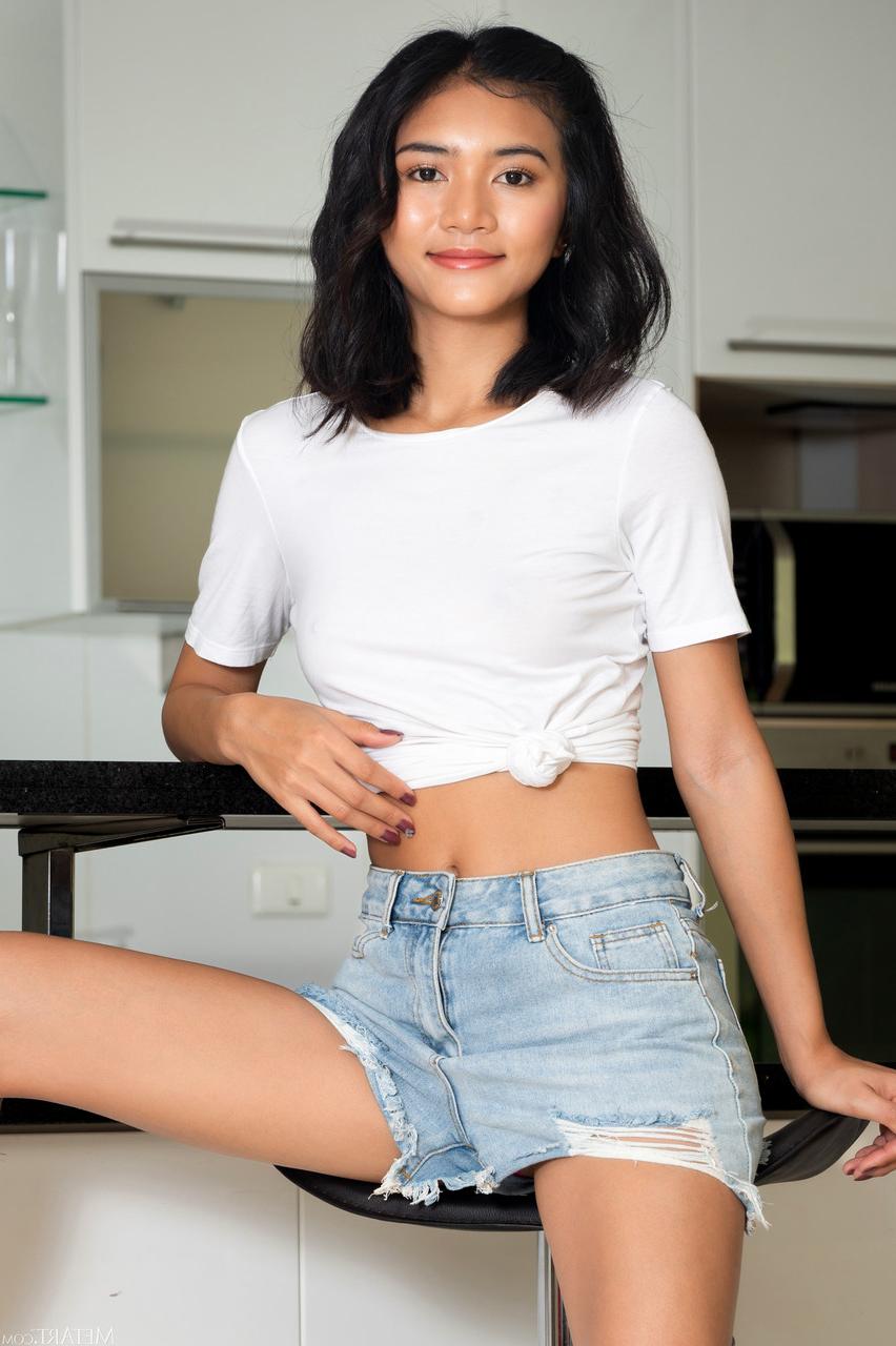 20P Das dünne brünette Babe Yori zieht sich in der Küche aus und spreizt ihre kahle Muschi