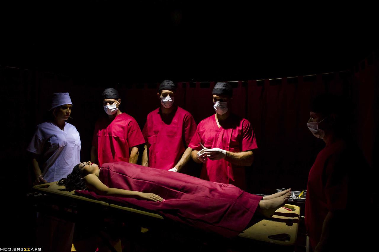 20P A médica curvilínea Nikki Sexx consegue um DP em um gangbang selvagem com colegas de trabalho do sexo masculino