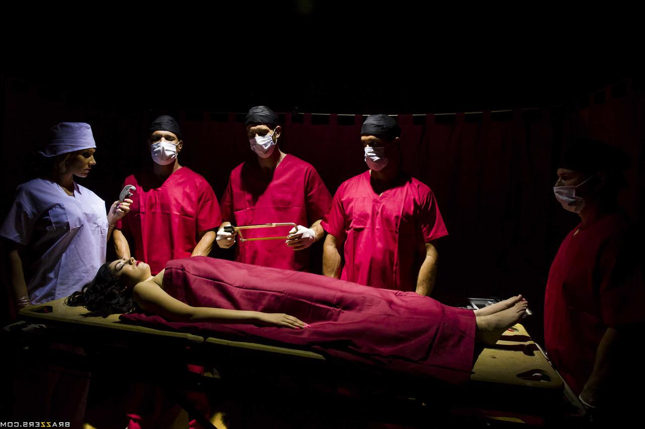 20P A médica curvilínea Nikki Sexx consegue um DP em um gangbang selvagem com colegas de trabalho do sexo masculino