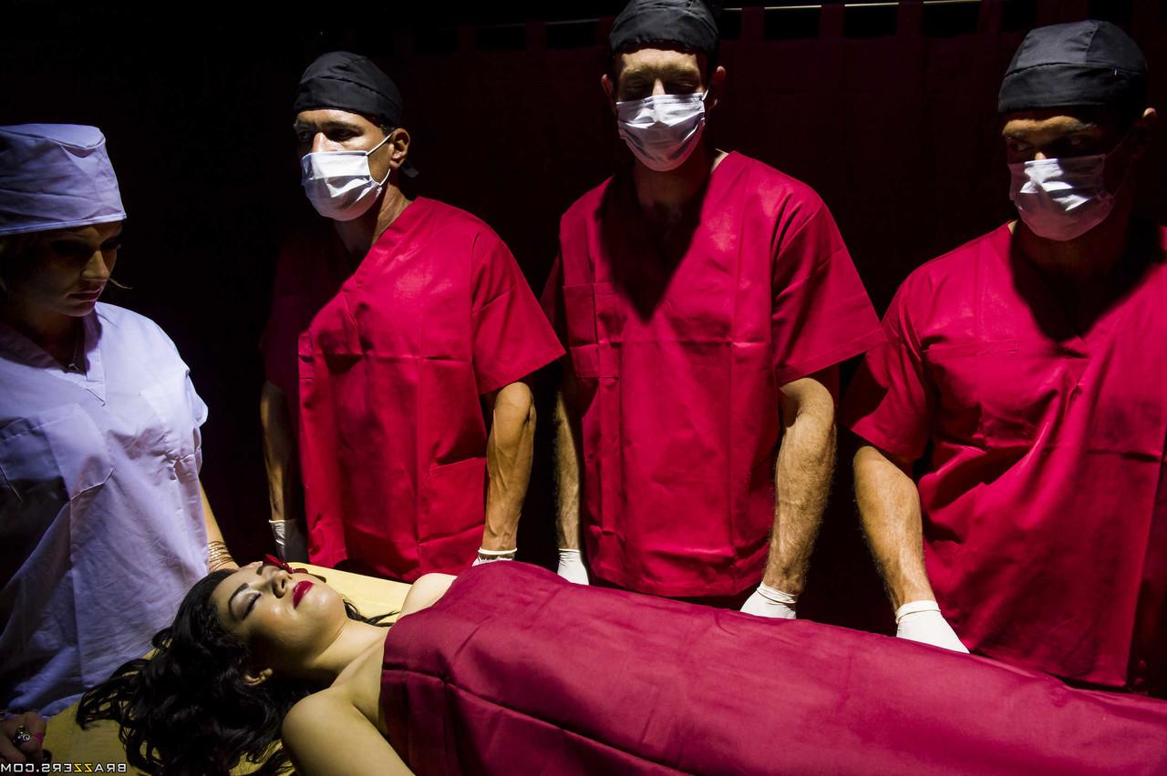20P A médica curvilínea Nikki Sexx consegue um DP em um gangbang selvagem com colegas de trabalho do sexo masculino