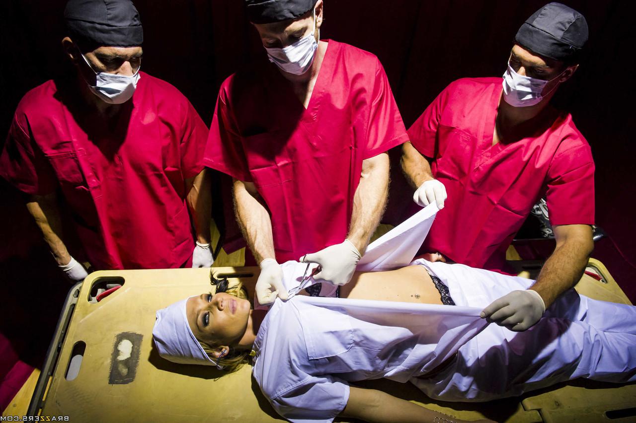 20P A médica curvilínea Nikki Sexx consegue um DP em um gangbang selvagem com colegas de trabalho do sexo masculino