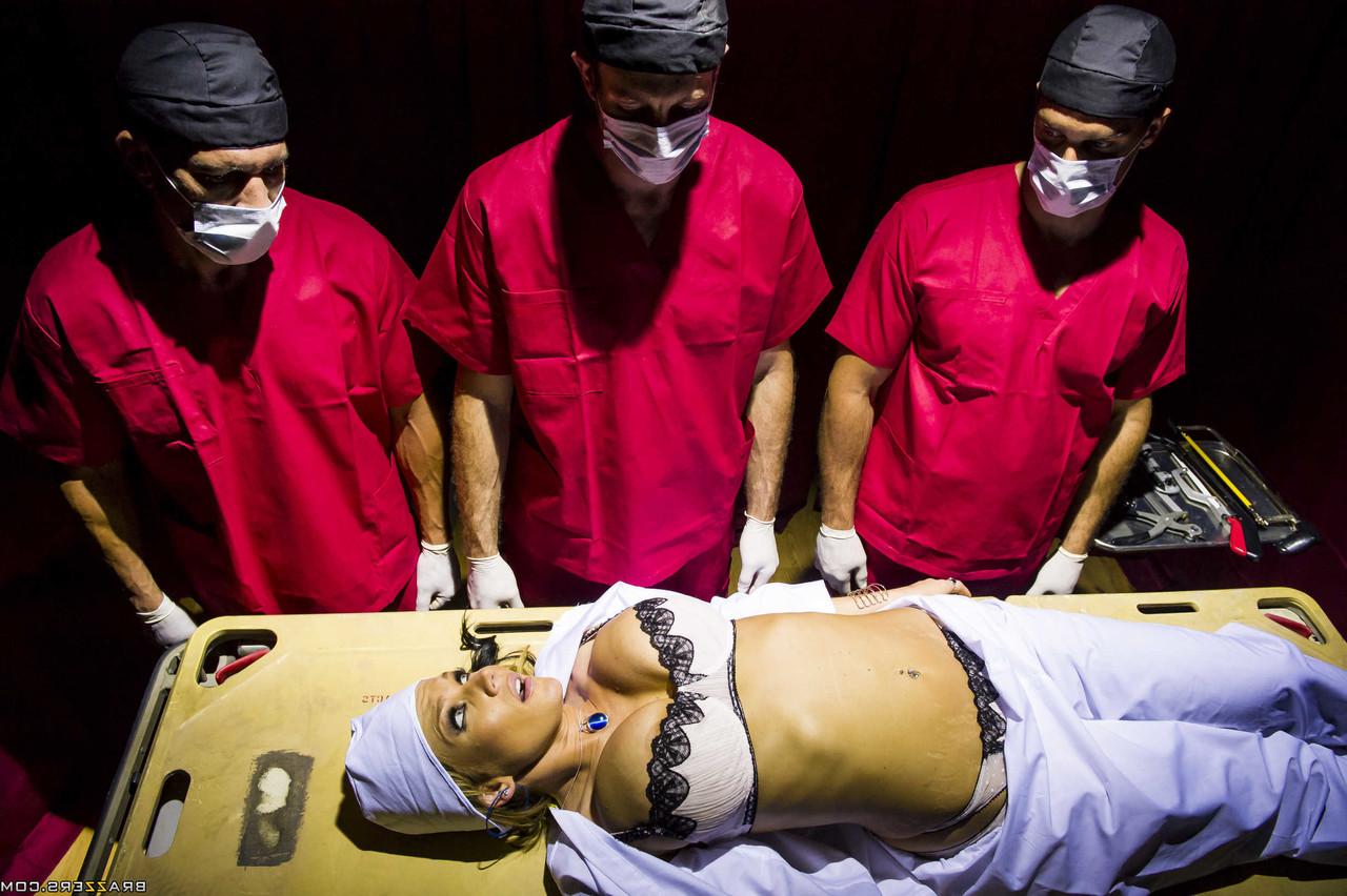 20P A médica curvilínea Nikki Sexx consegue um DP em um gangbang selvagem com colegas de trabalho do sexo masculino