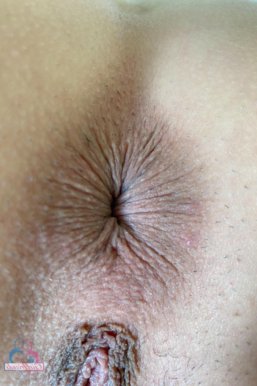 20P Lily Adams, jeune amateur, montre ses trous d'amour et touche sa chatte de près.