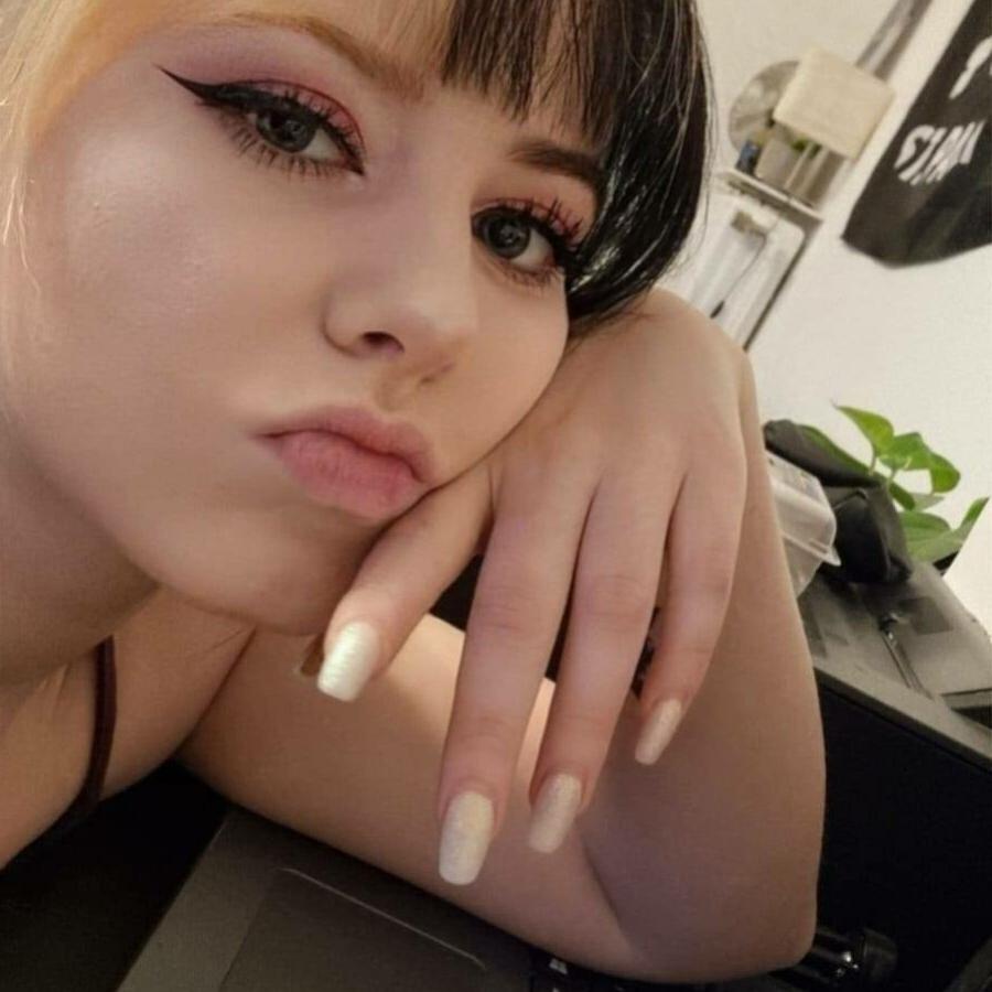 17P A gata amadora gostosa Kirajameson mostra suas curvas enquanto cozinha na cozinha