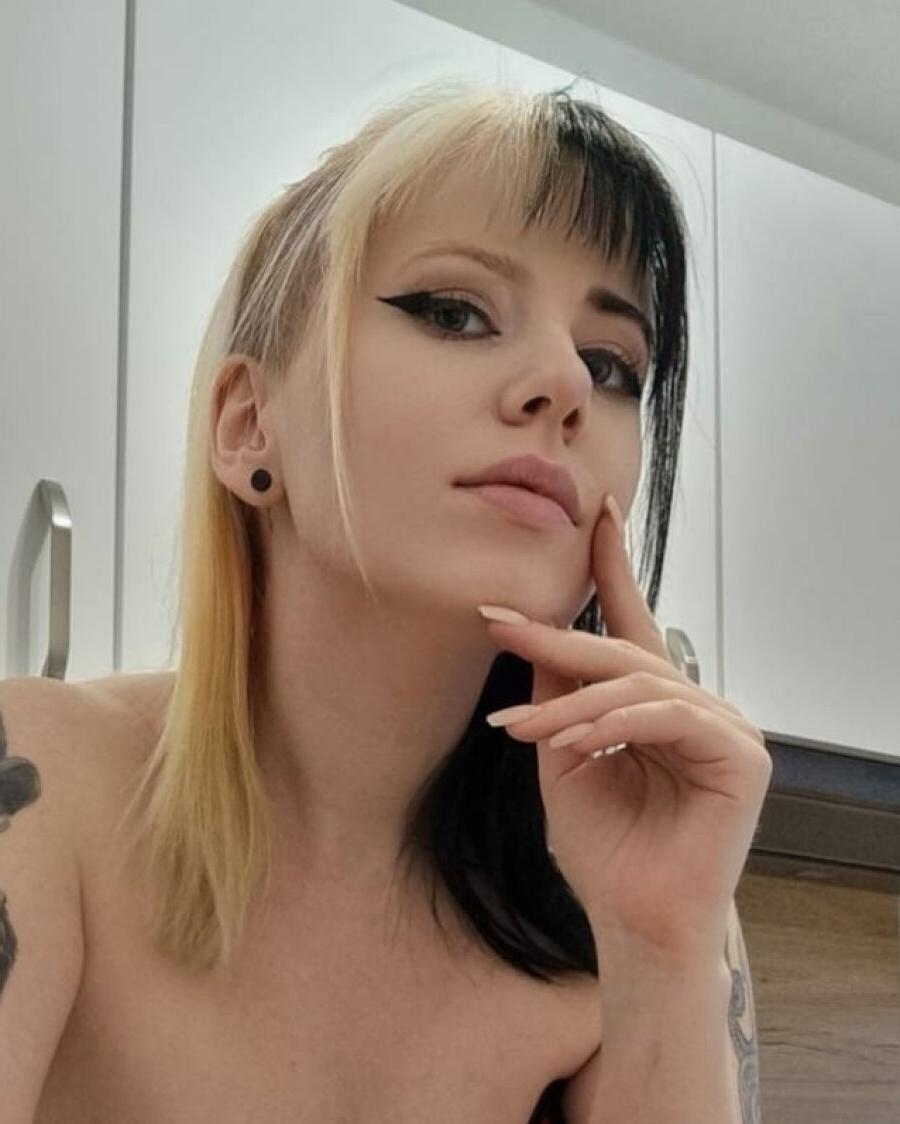 17P A gata amadora gostosa Kirajameson mostra suas curvas enquanto cozinha na cozinha