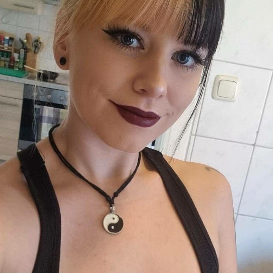 17P A gata amadora gostosa Kirajameson mostra suas curvas enquanto cozinha na cozinha