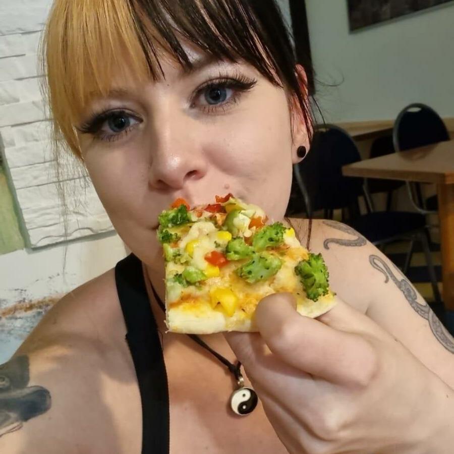 17P A gata amadora gostosa Kirajameson mostra suas curvas enquanto cozinha na cozinha