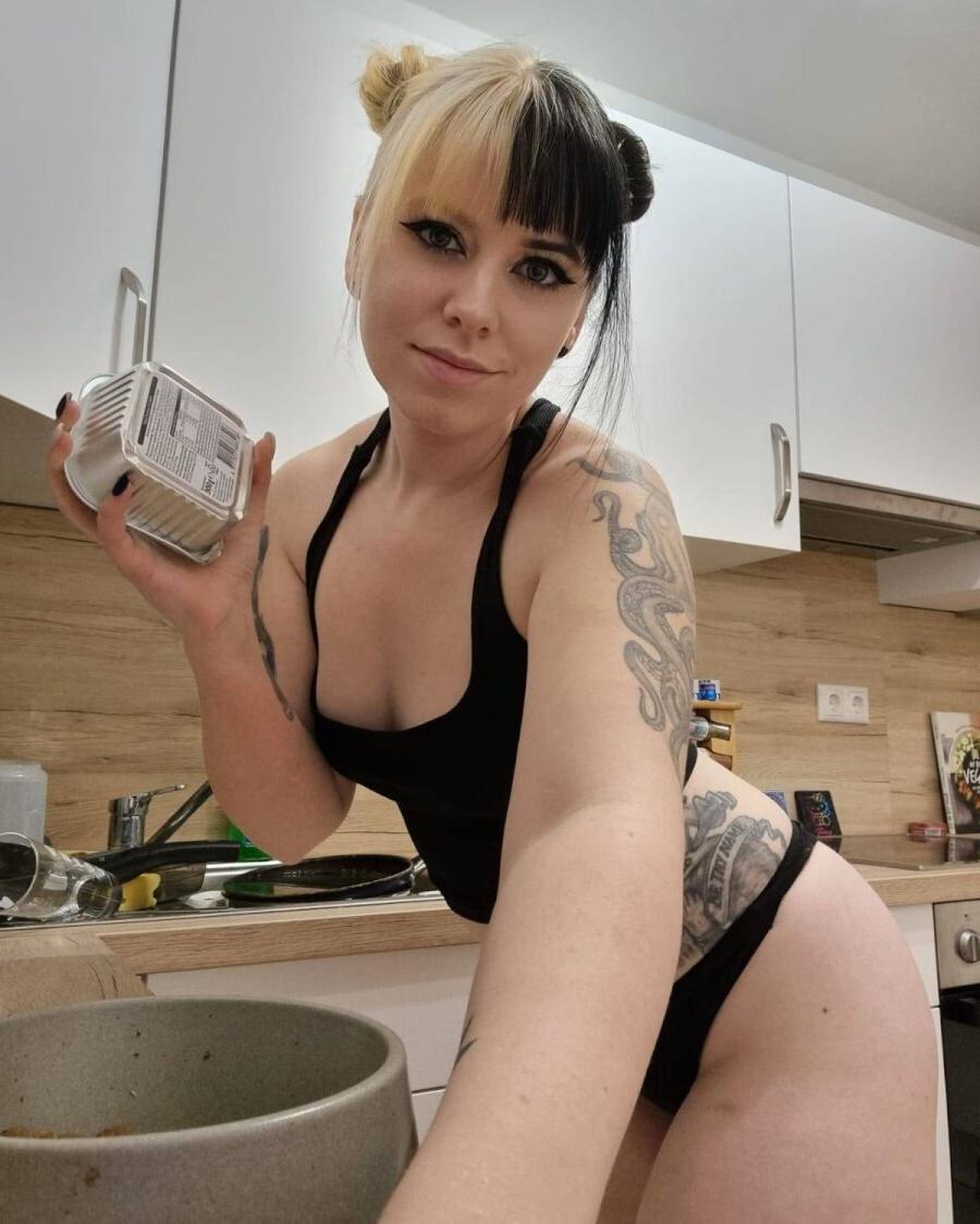 17P A gata amadora gostosa Kirajameson mostra suas curvas enquanto cozinha na cozinha