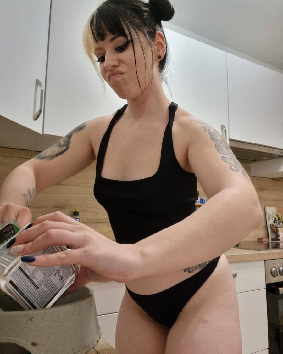 17P A gata amadora gostosa Kirajameson mostra suas curvas enquanto cozinha na cozinha