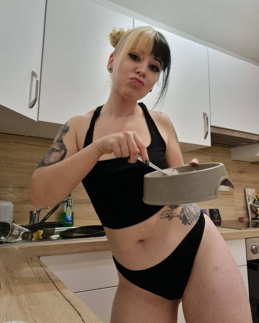 17P A gata amadora gostosa Kirajameson mostra suas curvas enquanto cozinha na cozinha