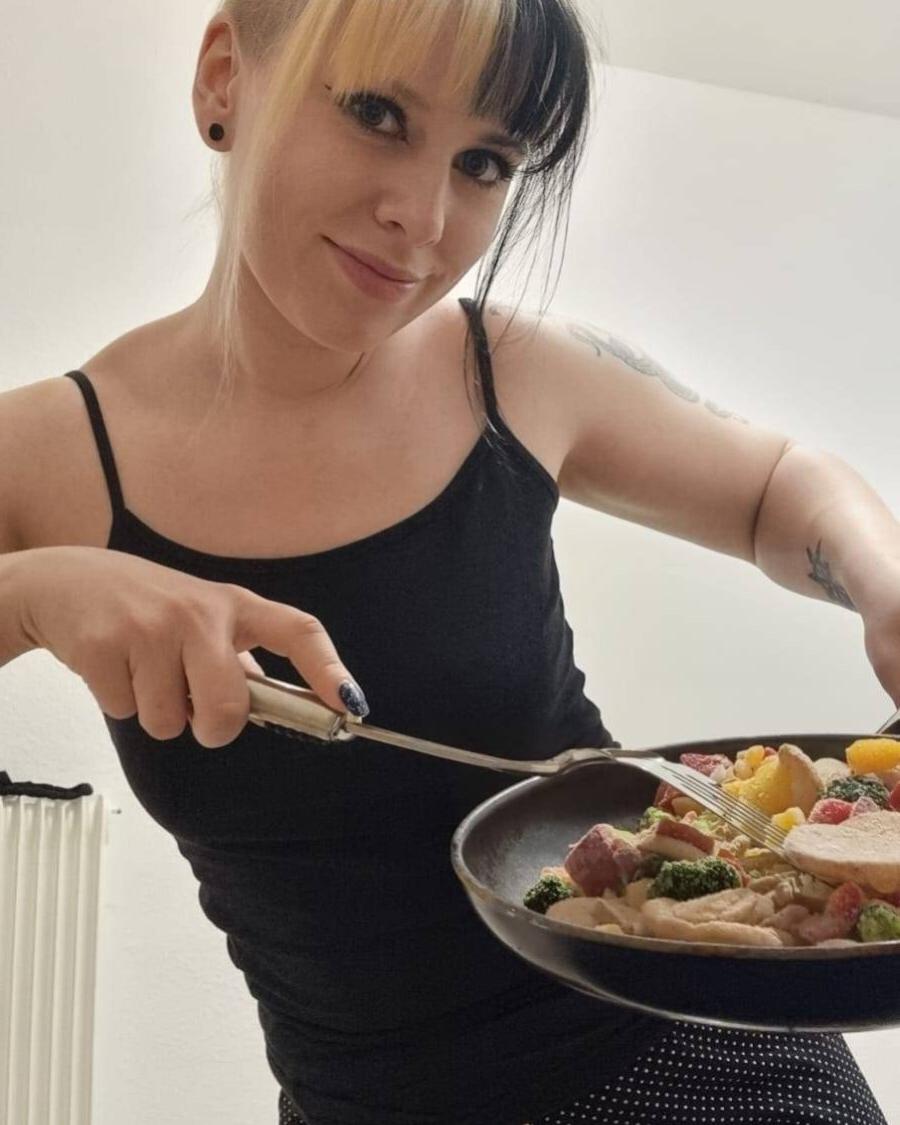 17P A gata amadora gostosa Kirajameson mostra suas curvas enquanto cozinha na cozinha