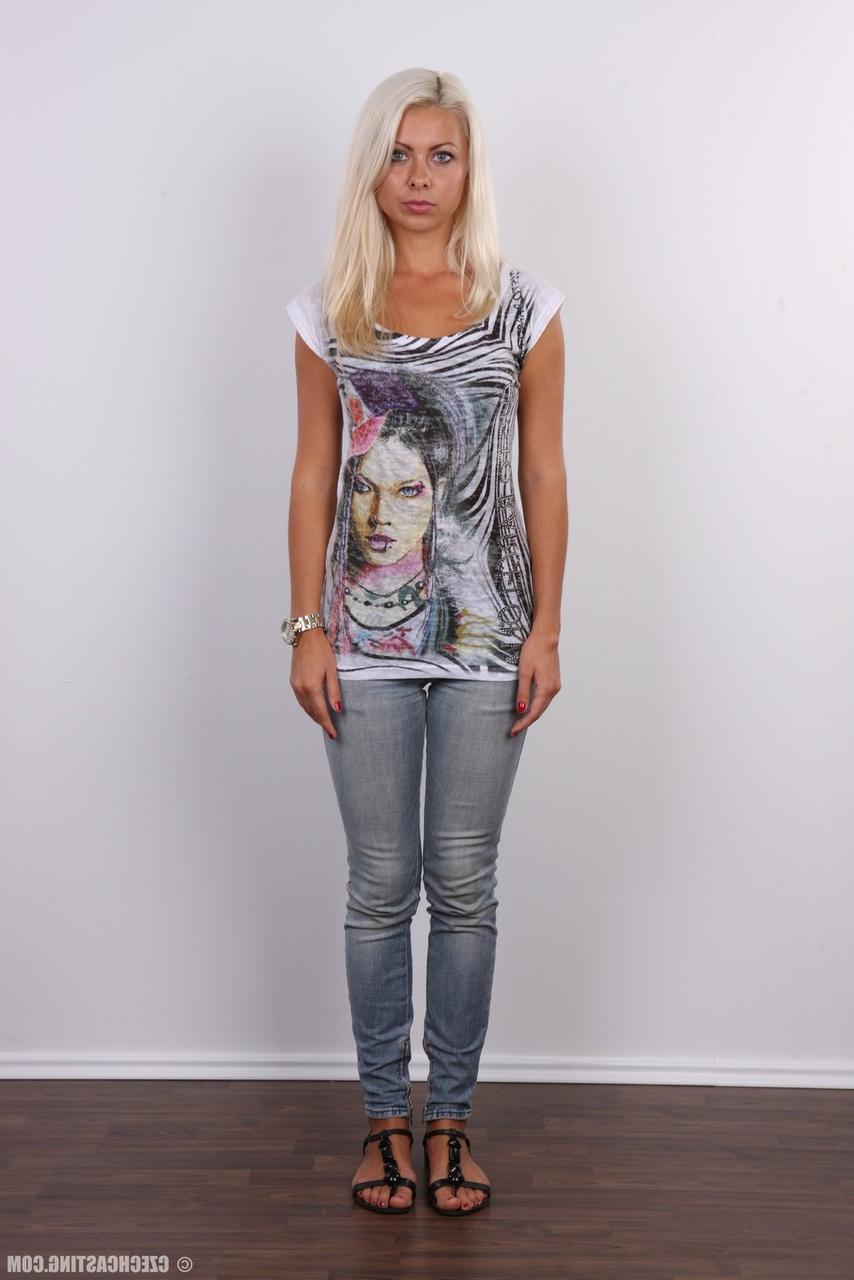 20P Die platinblonde Teenagerin Judita steht völlig nackt da, nachdem sie ihre Kleidung ausgezogen hat