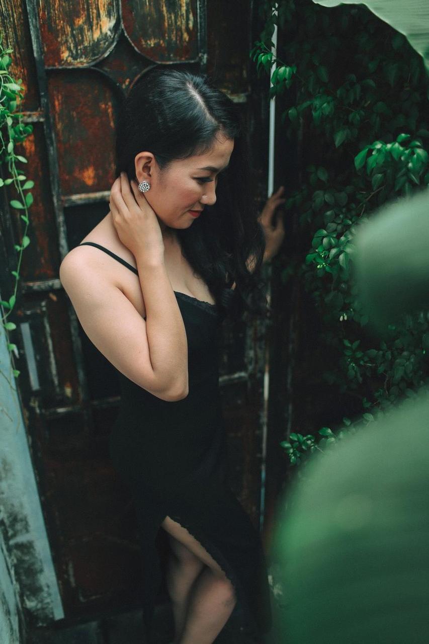 20P Dark-haired Asian babe posing in her provocative outfits in a solo
