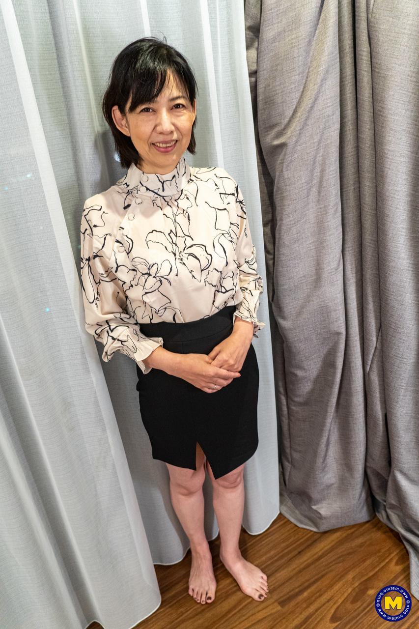 20P A mãe japonesa curta e madura Yoshiko Kitano tira a roupa e posa nua