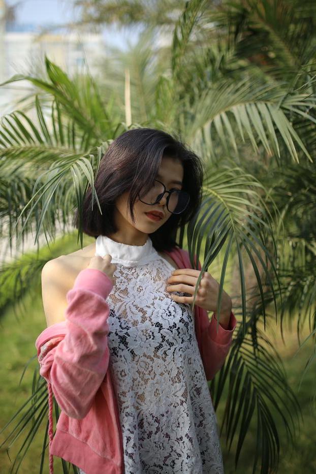 20P 屋外で薄手の白いドレスを着てポーズをとる小柄なアジア人美女イレーナ