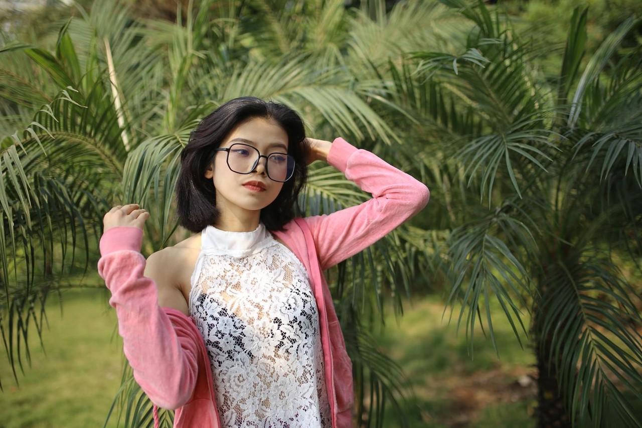 20P 屋外で薄手の白いドレスを着てポーズをとる小柄なアジア人美女イレーナ