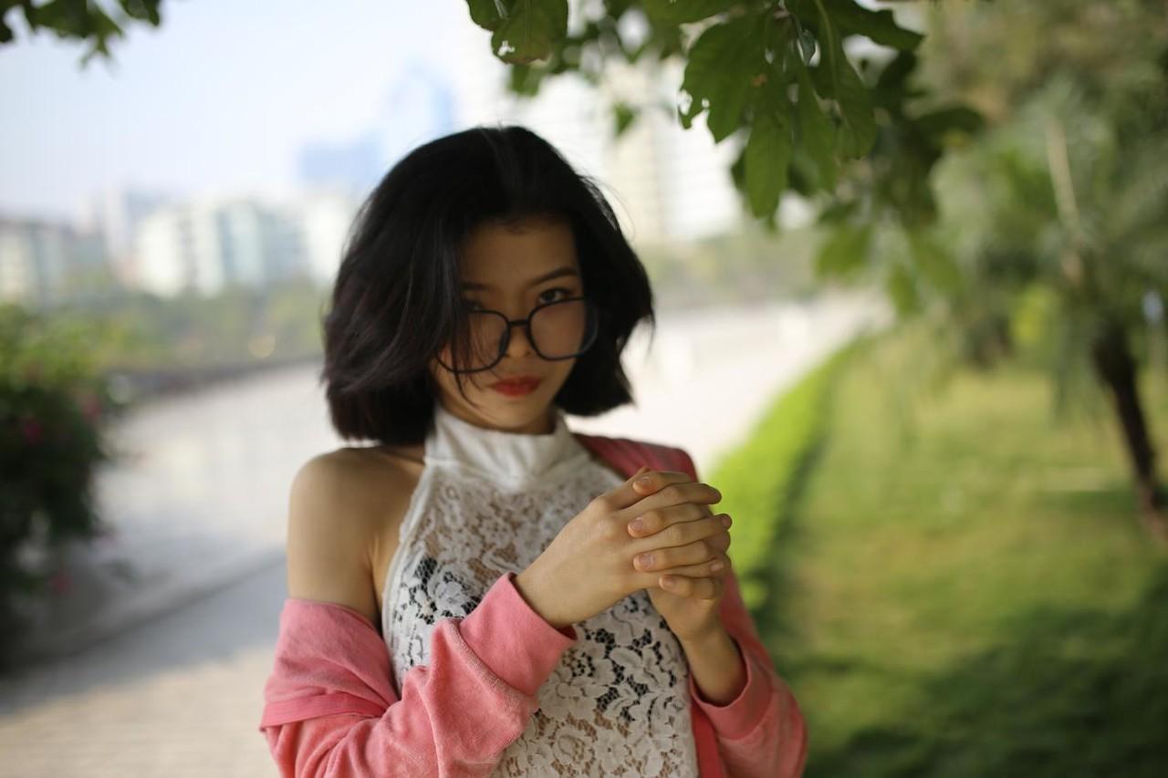 20P 屋外で薄手の白いドレスを着てポーズをとる小柄なアジア人美女イレーナ
