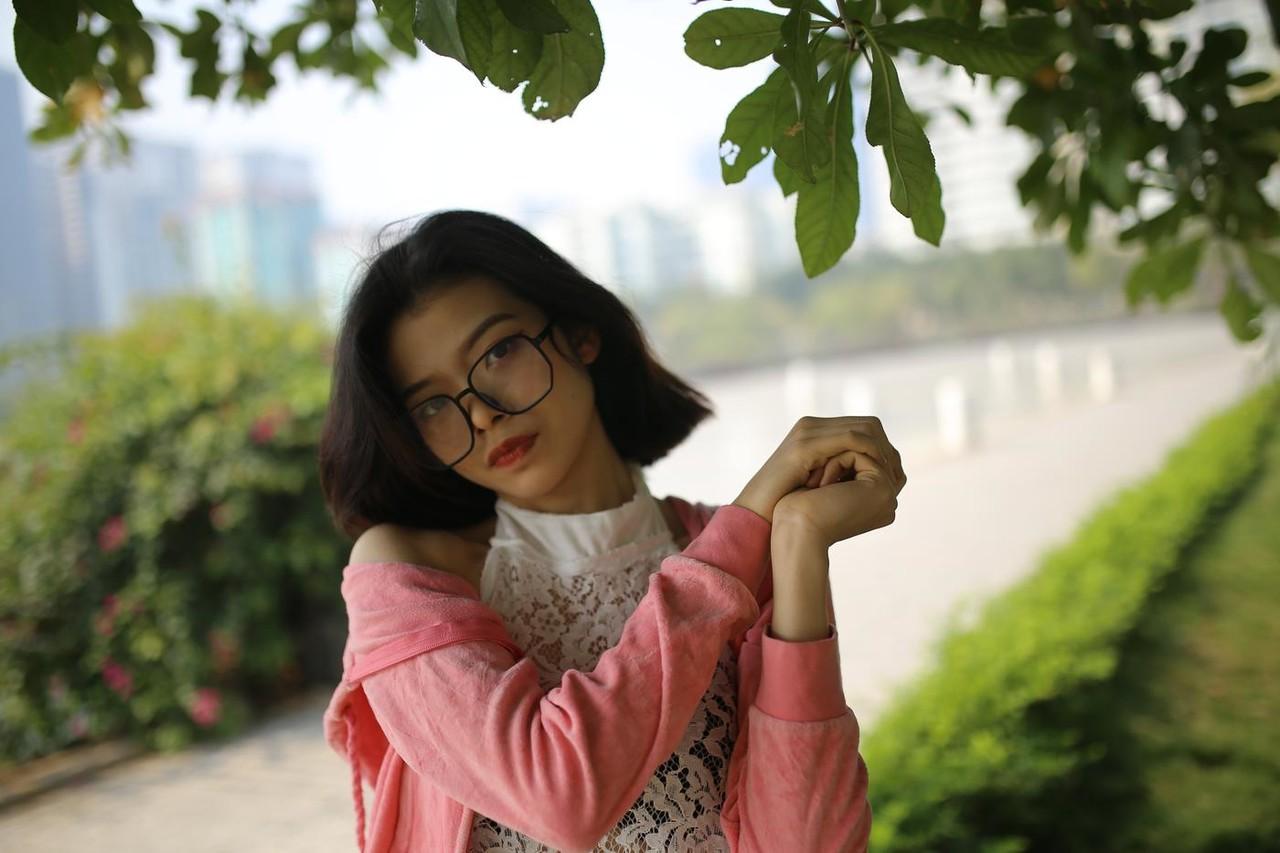 20P 屋外で薄手の白いドレスを着てポーズをとる小柄なアジア人美女イレーナ