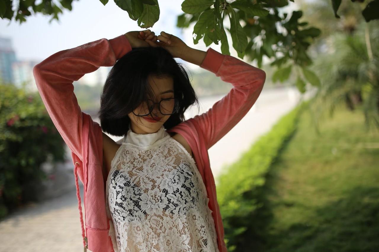 20P 屋外で薄手の白いドレスを着てポーズをとる小柄なアジア人美女イレーナ