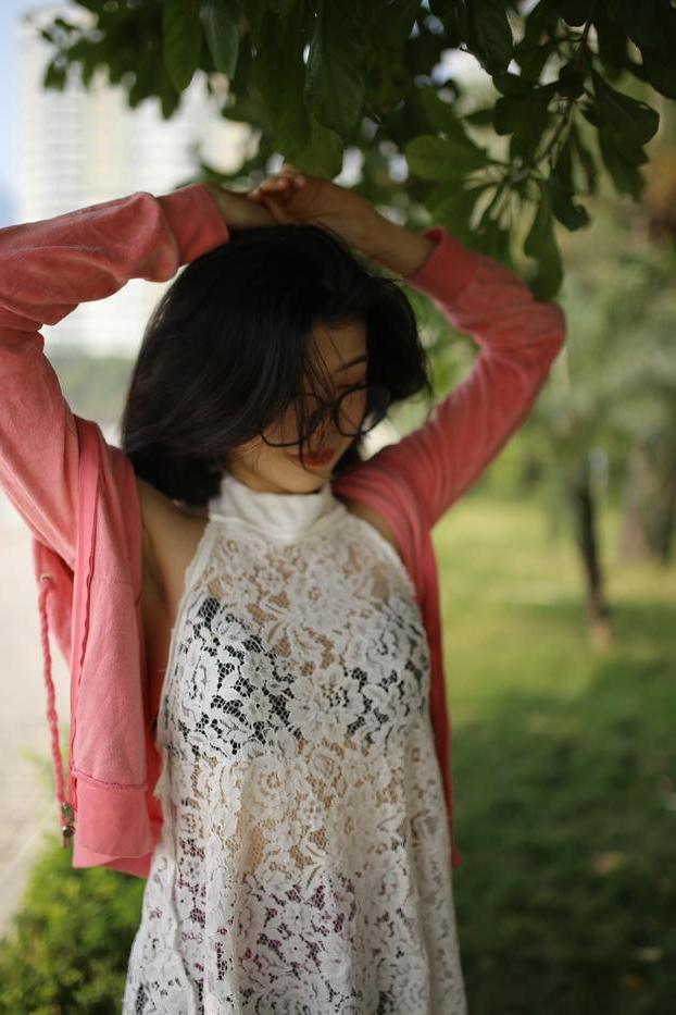 20P 屋外で薄手の白いドレスを着てポーズをとる小柄なアジア人美女イレーナ