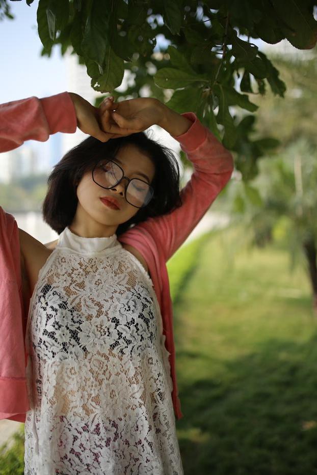 20P 屋外で薄手の白いドレスを着てポーズをとる小柄なアジア人美女イレーナ