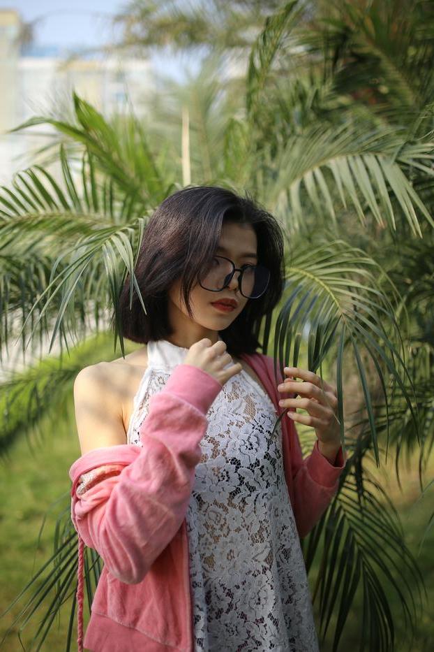 20P 屋外で薄手の白いドレスを着てポーズをとる小柄なアジア人美女イレーナ