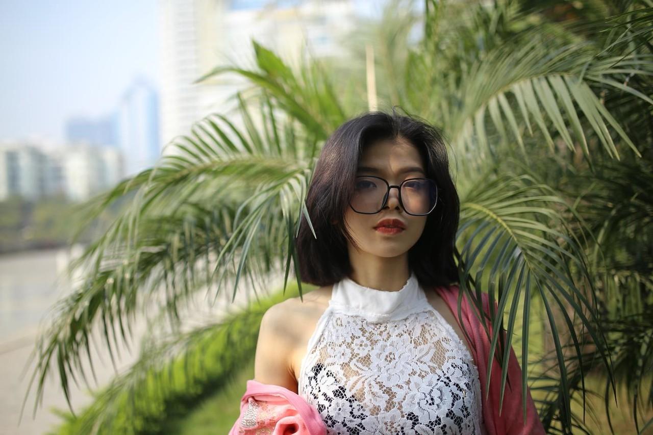 20P 屋外で薄手の白いドレスを着てポーズをとる小柄なアジア人美女イレーナ