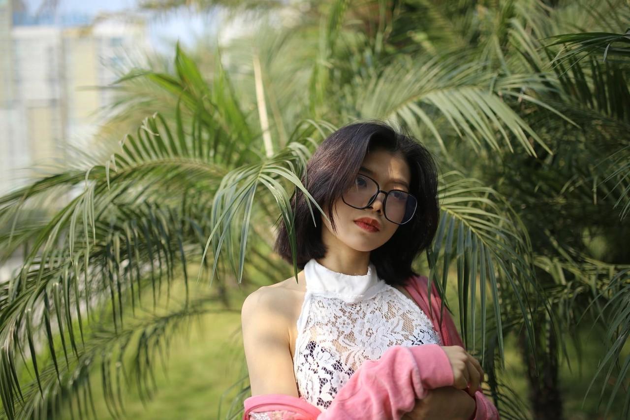 20P 屋外で薄手の白いドレスを着てポーズをとる小柄なアジア人美女イレーナ