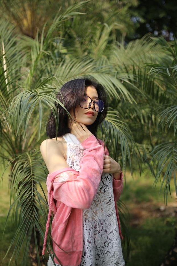 20P 屋外で薄手の白いドレスを着てポーズをとる小柄なアジア人美女イレーナ