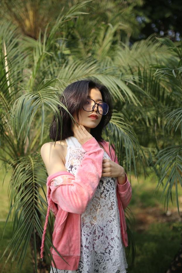 20P 屋外で薄手の白いドレスを着てポーズをとる小柄なアジア人美女イレーナ