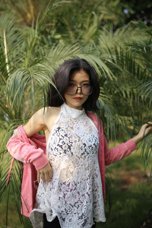 20P 屋外で薄手の白いドレスを着てポーズをとる小柄なアジア人美女イレーナ