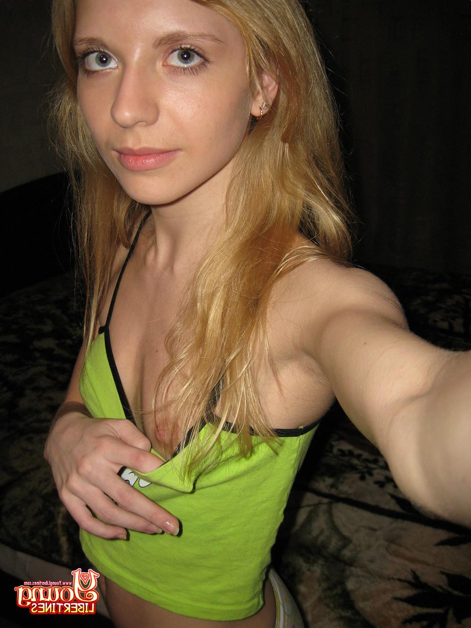 20P La jolie blonde Christy se filme en train de se déshabiller et de poser les fesses nues.