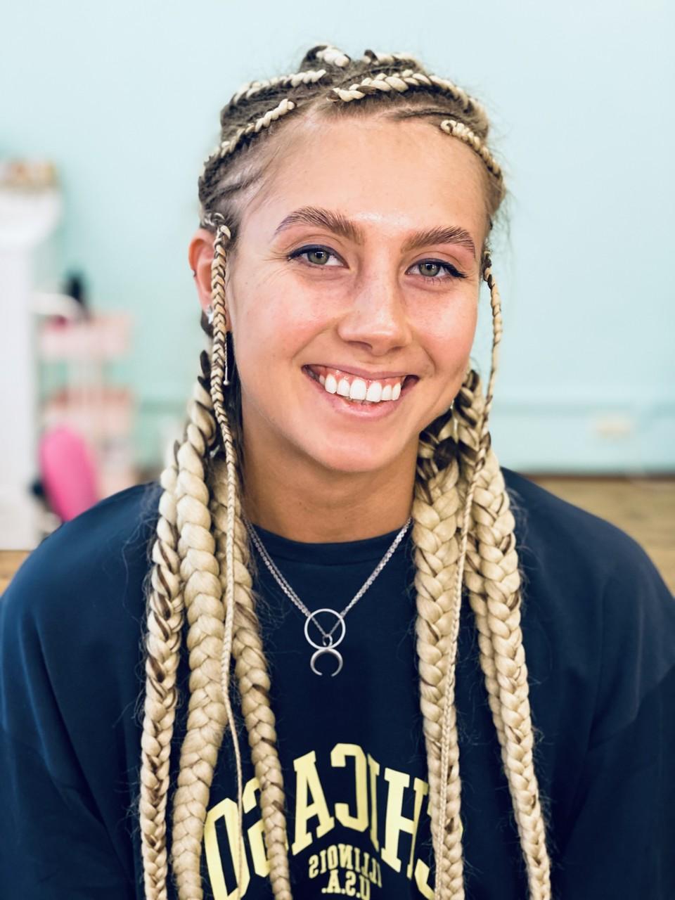 19P Adorável adolescente loira com dreads Jasmine brinca com seu lindo corpo e bunda