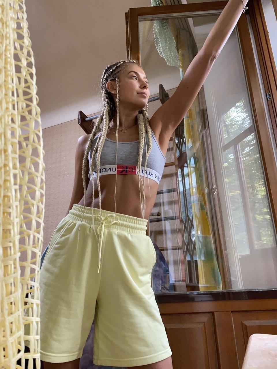19P Adorável adolescente loira com dreads Jasmine brinca com seu lindo corpo e bunda