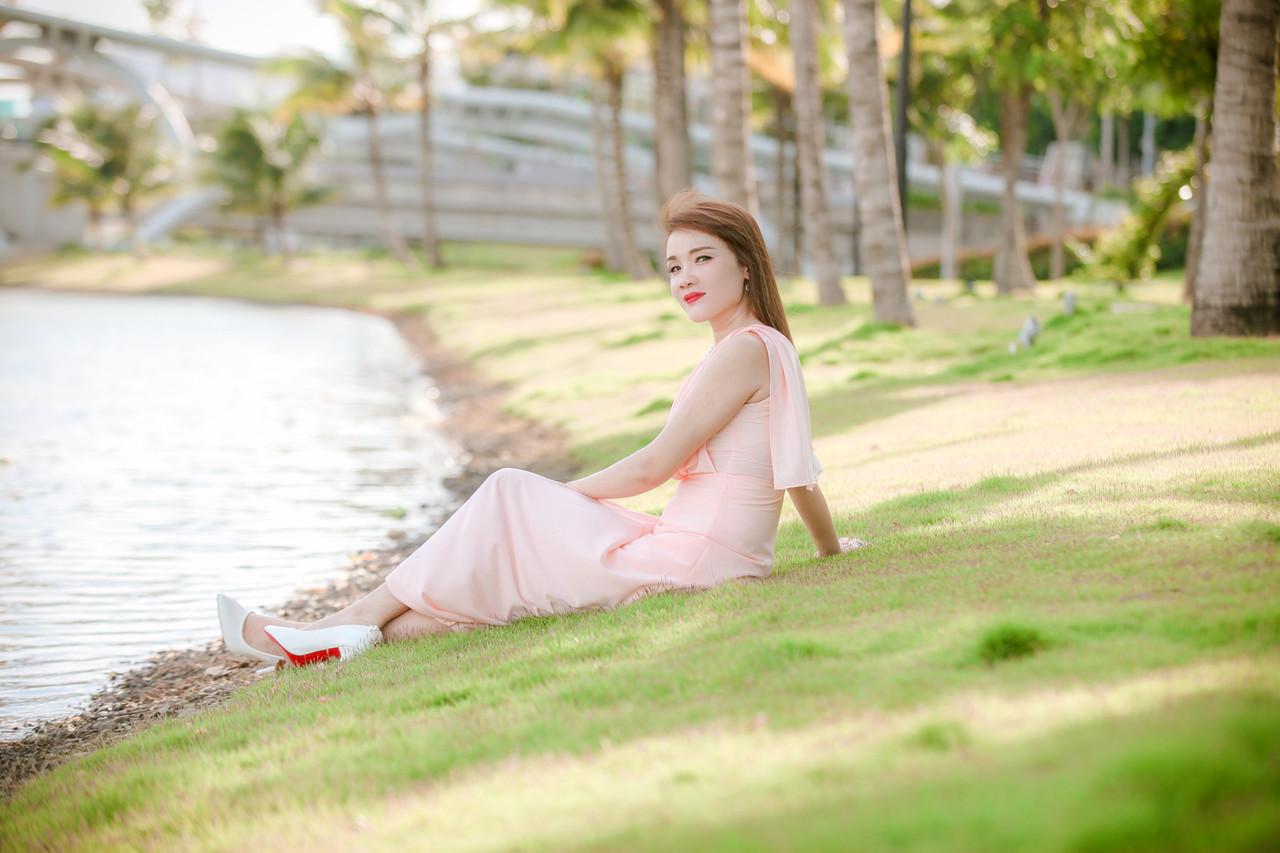 20P Hermosa chica asiática se burla con vestidos sexys y tacones altos al aire libre