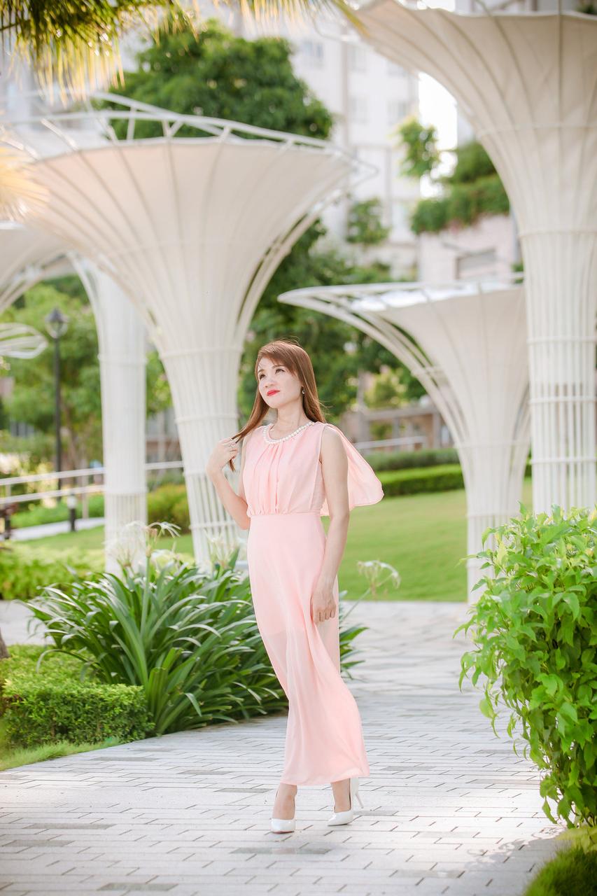 20P Hermosa chica asiática se burla con vestidos sexys y tacones altos al aire libre