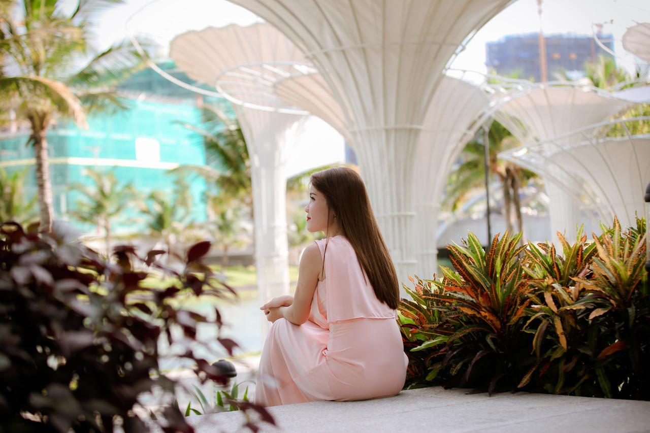 20P Hermosa chica asiática se burla con vestidos sexys y tacones altos al aire libre