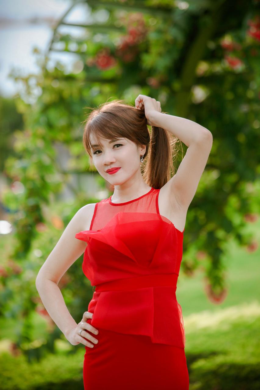 20P Hermosa chica asiática se burla con vestidos sexys y tacones altos al aire libre