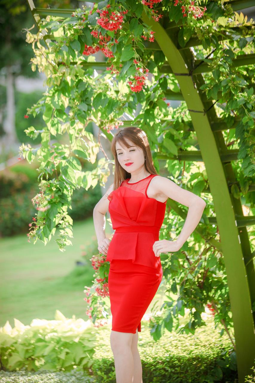 20P Hermosa chica asiática se burla con vestidos sexys y tacones altos al aire libre