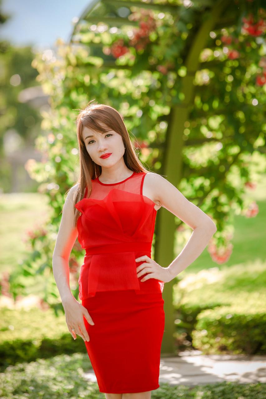 20P Hermosa chica asiática se burla con vestidos sexys y tacones altos al aire libre