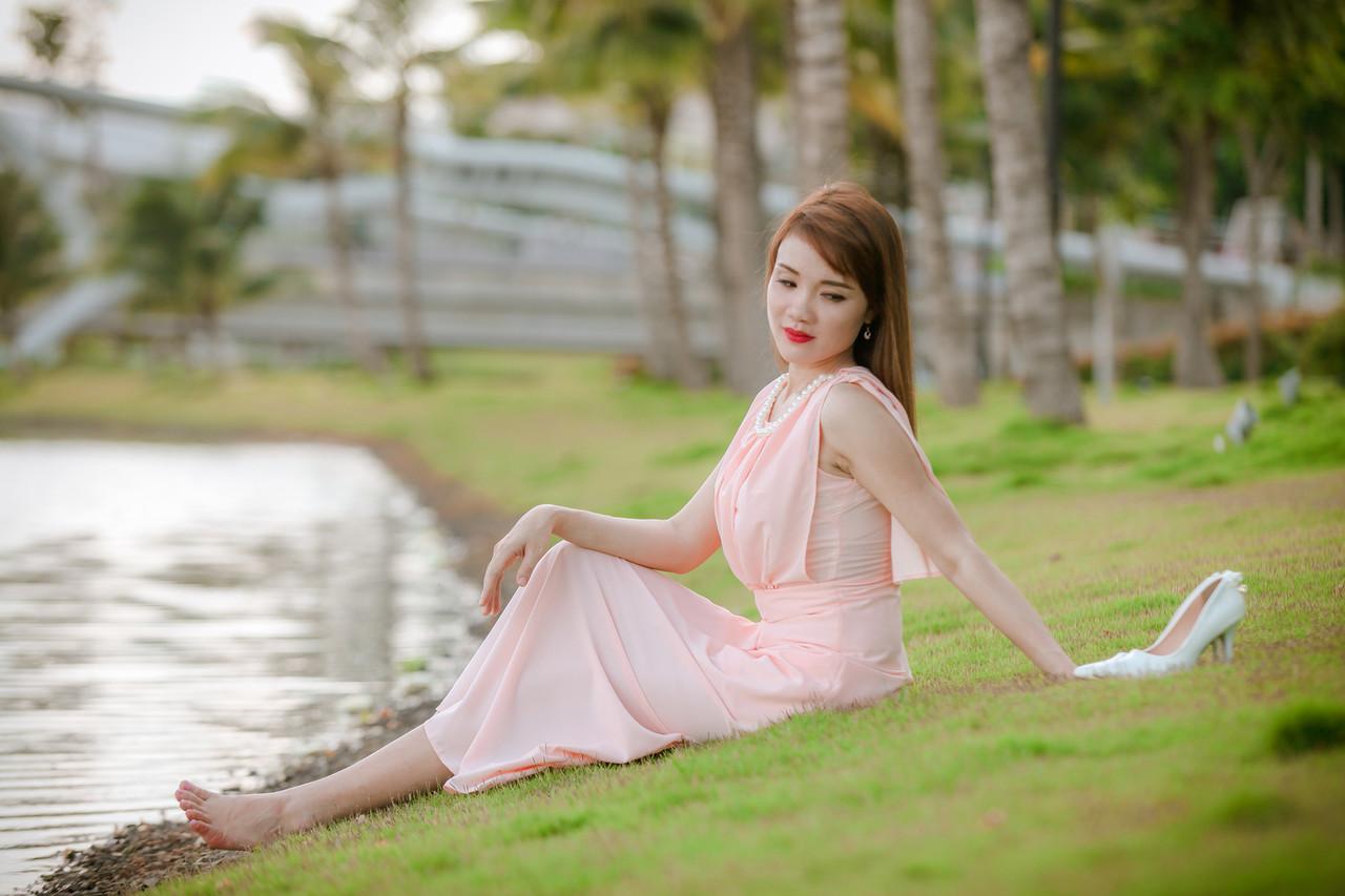 20P Hermosa chica asiática se burla con vestidos sexys y tacones altos al aire libre