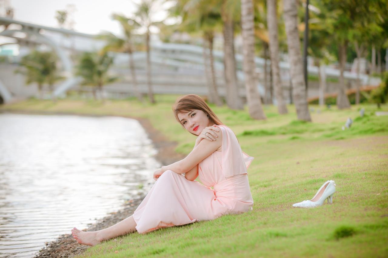 20P Hermosa chica asiática se burla con vestidos sexys y tacones altos al aire libre