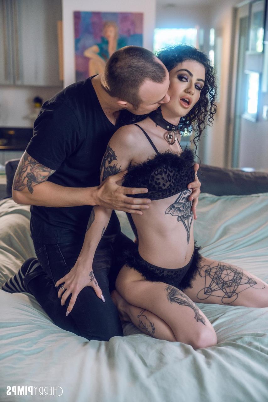 20P Estrella porno tatuada con pelo rizado Lydia Black rellena profundamente su agujero trasero